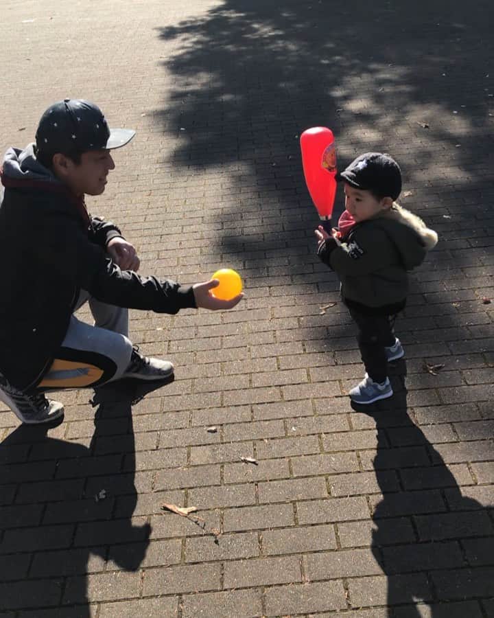 高橋みゆきのインスタグラム：「天気良い🌞午前中は公園散歩で野球練習⚾️👍 #熱血指導 #バッティング？ #素振り？ #何これ？#野球小僧2人」