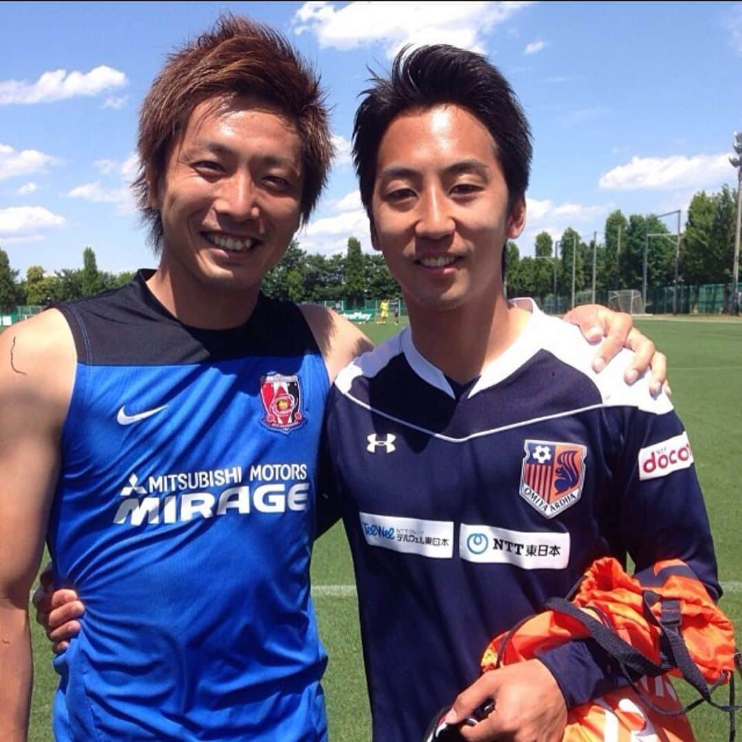 加藤順大さんのインスタグラム写真 - (加藤順大Instagram)「中学2年生の時に大宮FCに入団してめちゃくちゃ上手い人がいてびっくりしたのが彼との出会いでした。 そこからたまたま大宮東高校で学校が一緒になって廊下ですれ違うといつも抱きついてた笑 抱きついてもやめろよ〜って優しく言ってくれて甘えてました。 チームは僕がレッズユース、慎くんはアルディージャユース。 国体は一緒で優勝も一緒に経験しました。 プロになって1年目の自分をご飯によく連れてってくれたのを今でも覚えます。 そこから10何年たって、まさか慎くんと同じチームでプレーできるなんて思わなかったな〜。 一緒にプレーして、Ｊ2優勝できたのは本当に幸せでした。 慎くん、現役生活お疲れ様でした！！ これからもよろしくお願いします！！ #金澤慎　#大宮アルディージャ　#ナカマー」12月8日 14時04分 - nobuhiro1