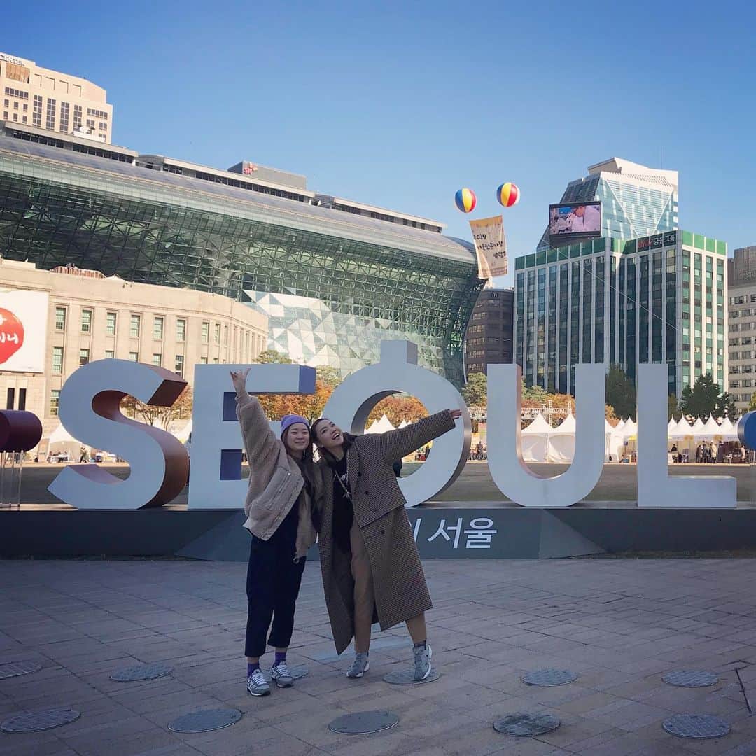 HALCAさんのインスタグラム写真 - (HALCAInstagram)「10代の頃から行き慣れた #ソウル は 相変わらず政治やメディアとのギャップを感じるほど 空の色のような穏やかさでした🔹🔹🔹 やっぱり私の目に映る、友達がいる、この世界が全て。 #서울광장 #서울여행 #서울 #seoultrip #seoultravel  #halcameras #86camera #seoulkorea #seoulcity」12月8日 14時04分 - halca_