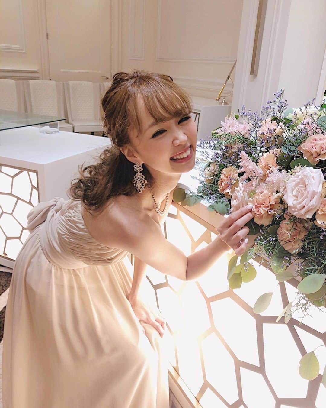 さっぴちゃんのインスタグラム：「♡. 𝑫𝑴✉️お返事 𝒔𝒘𝒊𝒑𝒆 してね⇒ . . 昨日はたくちゃんとデートして 色々と買ってもらって、美味しいご飯食べて 幸せな1日だった♡写真はないけどね🤣(笑) . . あかりと居る毎日は幸せ200%で 相変わらず、毎日可愛い可愛い大好きと ひたすら言っているくらいですが👶🏼⑅ 夫婦の時間も、ずっと大切にしたい💍❤︎ . . 結婚式の写真の整理ができていないので 飛んで二次会の写真を𓈓( ˘ ³˘)♡おほほ . . 披露宴からメイク直す時間なくて ヨレヨレのまま二次会出ましたが😂(笑) 皆様とわいわい本当に楽しくて あっという間に終わってしまった二次会🍾𓂂♢ . . 披露宴会場のテラスがとっても素敵だから そのまま会場で二次会をしたので、 食べられなかったご飯も出してもらえて♡ とにかくみんなと喋りながらゲーム しながら食べまくる花嫁👰(笑) . . みんなちょこちょこご飯食べてる写真 撮ってて笑った😂二次会のカメラマンさんにも 何枚か撮られていてお恥ずかしかった𓈓𓃟❁ . . 四次会まで20人くらい残ってくれて 朝ごはんまでしっかり食べて解散(笑) 本当に本当に、楽しかった！！！！ . . みんなも楽しそうにしてくれてて 笑顔でいっぱいの1日。最高だったなぁ😭♡ . . ………………………………(♡)……………………………… .」