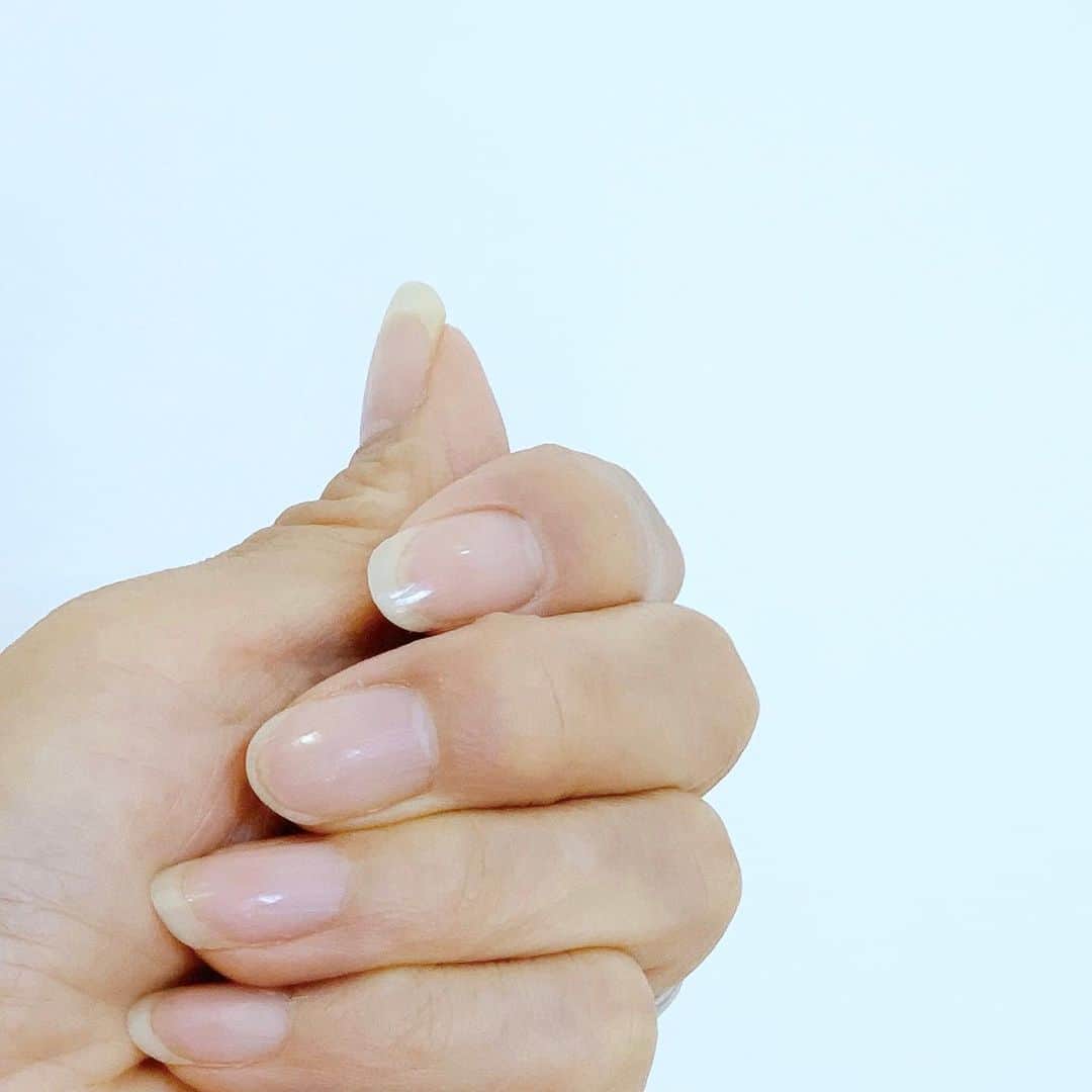 藤原美智子さんのインスタグラム写真 - (藤原美智子Instagram)「「この爪、凄くない？」と夫が言うので見たら、なんと爪がピッカピカのキッラキラ✨✨ なんでもテレビを見ていて、その効果に驚いて思わず買ったという #fiveshine の #爪ヤスリ。 ・ 早速、私も磨いてみたら簡単にトップコートを塗ったかのようにピカピカに(2枚目のpic)😆 ・ 確かに、こ、これは凄い❣️ その効果に驚いて、思わず私はカカト用を注文したという😅 ・ ところで夫は冬の乾燥する時期、肌が粉を吹いていても全く無頓着で、どんなに私が「この化粧水、つけてみて」と言っても「うん、後でね〜」とまったく気にしないタイプ。 ・ そんな男子でも爪が綺麗になっていると嬉しいみたい。イギリス紳士は爪磨きにサロンに通うと言うしなぁ。 そう言えば先日、お仕事した男性プロデューサーも爪を綺麗に磨いていたな🤔 ・ 爪を綺麗にしたいと思うのは女子だけじゃないのね😆 ・ ちなみに1枚目のpicの上にあるのがケースで、下が爪ヤスリ。透明なので、ちょっと分かりにくい💦 #ネイルケア #藤原美智子 #fujiwaramichiko #ladonna #michikolife」12月8日 14時12分 - michiko.life