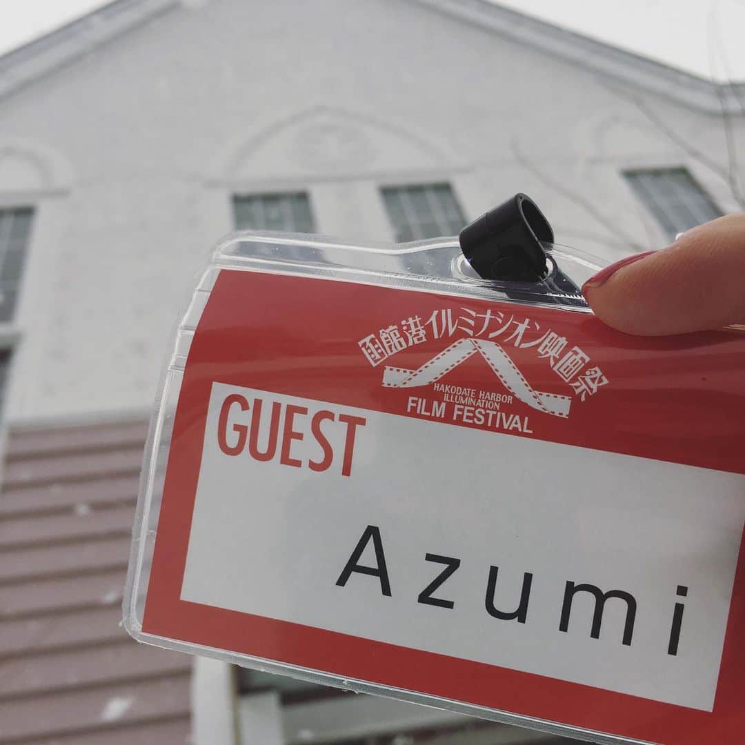 azumiのインスタグラム：「雪の函館到着！ #函館港イルミナシオン映画祭 にご挨拶に寄ったらゲストパスを作ってくれていた笑。ありがとうございます😂 本日は「函館元町港ヶ丘教会3店舗 合同オープニングPARTY」となり、ライブスタートは18時半です！皆さまぜひ！ #wyolica #ワイヨリカ」
