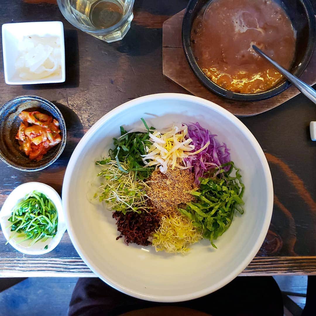 tamiさんのインスタグラム写真 - (tamiInstagram)「* おひるごはん。 * 近くて遠かったピニョ食堂にやっと来れたよ。 センチェピビンパ！ (右上の熱々の味噌スープをかけて混ぜ混ぜして食べるよ) ピエールのソルロンタンも美味しかった♡ * #ピニョ食堂  #京都#京都ランチ#kyoto  #lunch#ごはん#韓国料理」12月8日 14時27分 - tami_73