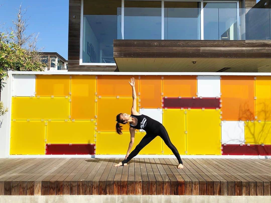 内山理名さんのインスタグラム写真 - (内山理名Instagram)「🧘‍♀️💛🧡 ・ ヨガは 平らな場所があれば どこでもできる。 旅先では その土地のパワーを感じたく マットを一度外し 裸足になって。 気持ちいい.. ・ #yoga #uttitatrikonasana #la」12月8日 14時38分 - rinauchiyama_official