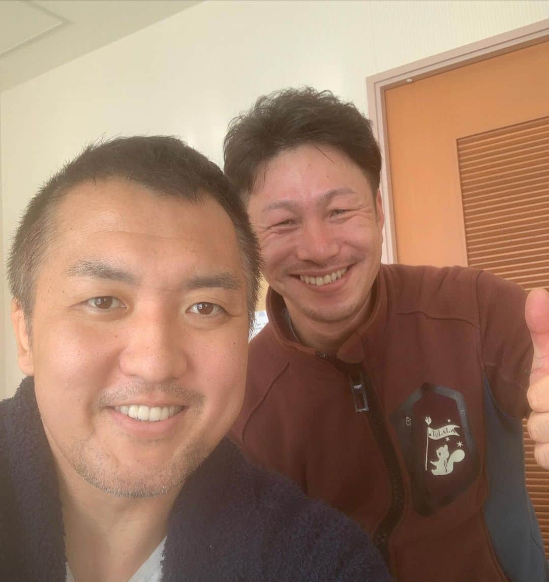 鈴木桂治さんのインスタグラム写真 - (鈴木桂治Instagram)「今日は朝から足立君が身体のメンテナンスにきてくれた。昨日tulalaのイベントで池袋に居たのに！感謝。足立君は国士舘の後輩で琵琶湖での陸っぱりのブラックバス日本記録保持者。釣り業界では一目置かれてる存在。怪魚ハンターとしても知られアカメ、イトウに始まりアマゾンやアジアなど回ってひたすら怪魚釣りに没頭する。普段は出張整体師として日本中を走り回ってます！わざわざ鴨川までありがとう。この後長野に行くと！移動距離ヤバイよ！ #足立貴志#ジュラシック足立#ツララ#竿プロデュース#怪魚ハンター#tulala#blackbass#」12月8日 14時43分 - gk.kizuna