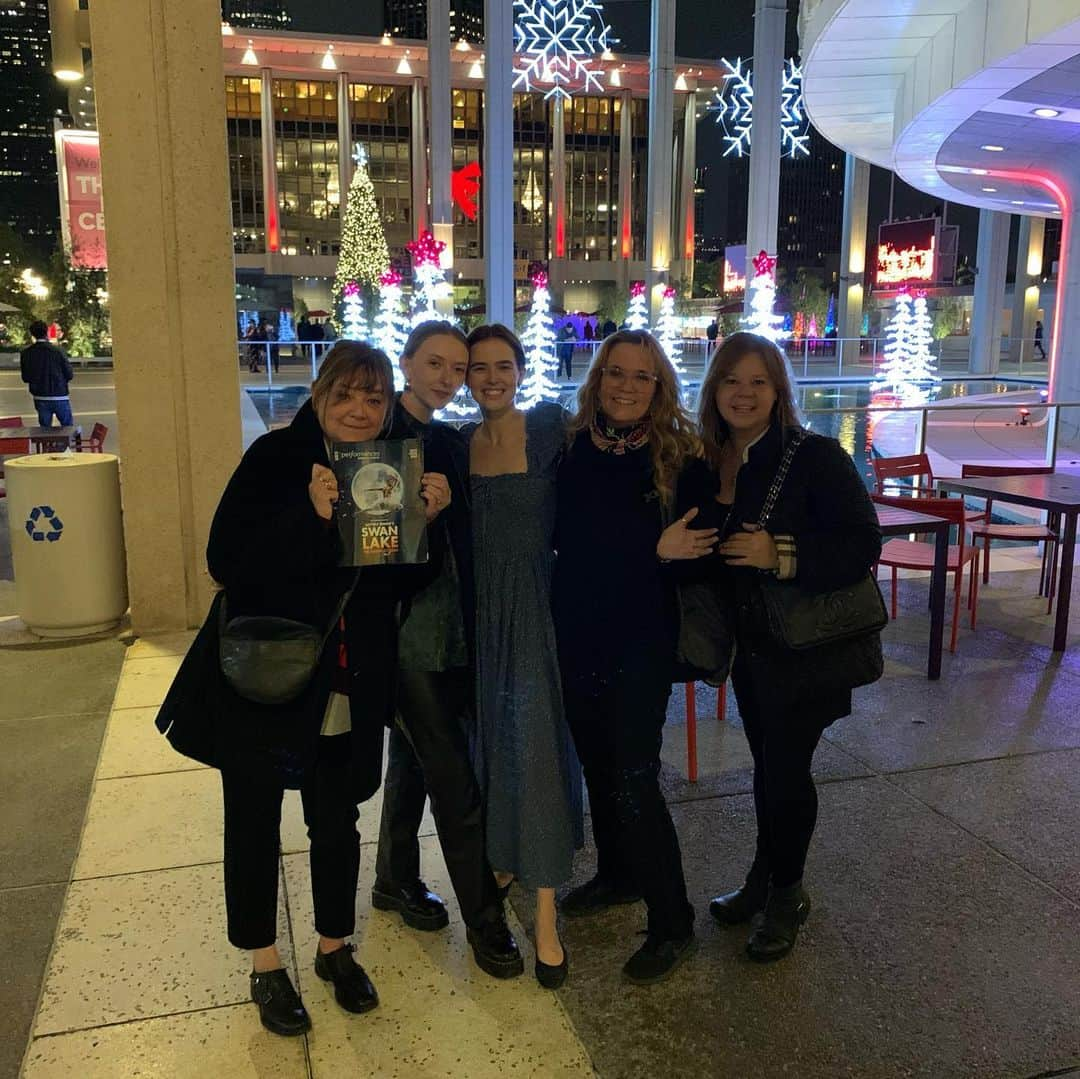 リー・トンプソンさんのインスタグラム写真 - (リー・トンプソンInstagram)「We all had such a spectacular time at @matthewbourne13 #swanlake @thetheatercenter #ahmansontheatre #cantfindthe@gonnakillmyself  I performed a much older not as totally awesome version of swan lake when I was a wee person. As demonstrated in this post. THIS IS SO MUCH COOLER.  Perfect production in every way. The dancers were stellar.  I love seeing theater.  It fills my soul. And it’s so christmassy #downtownla」12月8日 14時52分 - lea_thompson