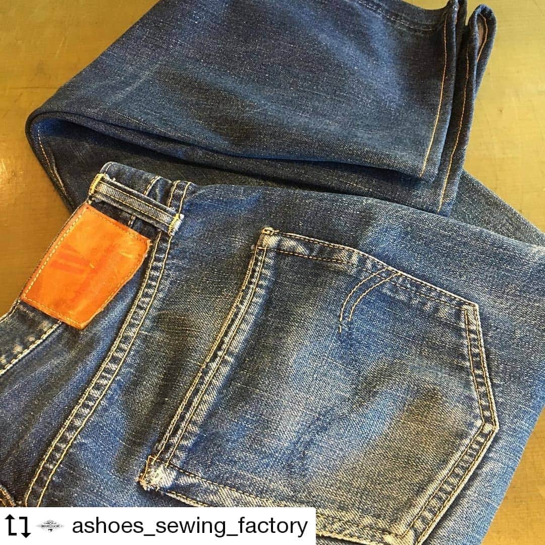 select shop「ASHOES」 SHOP STAFFのインスタグラム：「#Repost @ashoes_sewing_factory Made by @Image.Downloader · · · · シルエット変更と裾上げのご依頼。  裾幅を23cm〜20cmのご希望。  ジーンズはアウトシームはミミ使いで直線です。なので、綺麗なシルエットを狙い、インシームでシルエット変更を行いました。  デニムのインシームは基本、地縫い、ロック、片倒しチェーンステッチの縫製仕様。オリジナルの仕様にて縫い戻しております。  お気軽に ご相談ください。 048-782-6627 −−−−−−−−−−− ジーンズをカッティングから丸縫いしています。シルエットの別注も可能です。 −−−−−−−−−−− #シルエット変更 #リメイク #デニムリペア #ジーンズ修理 #デニム修理 #サイズ変更 #幅出し #handmade #ハンドメイド #ashoes #亜洲'S #さいたま #大宮 #デニム #ジーンズ #裾上げ #チェーンステッチ #お直し #リペア #穴埋め #タタキ #singersewing #Unionspecial #sewing #sewingmachine #ミシン #シンガーミシン #ユニオンスペシャル #jukI」