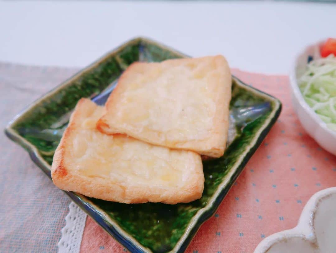 杉岡沙絵子さんのインスタグラム写真 - (杉岡沙絵子Instagram)「おひとりさまランチ🍴 ・ ✔︎がんもの煮物 ✔︎油揚げのチーズ焼き ✔︎サラダ ・ ・ 今日は朝から磐田駅前の#軽トラ市 へ🚚 富士市のお豆腐屋さんを発見し 豆腐やがんも、油揚げを購入♡ 大豆本来の甘みも感じられておいしかった〜(*´꒳`*) ・ 磐田にもお豆腐屋さんってないのかな！？ 知っている方いらっしゃったら 是非教えてください✨✨ ・ ・ #豆腐#がんもどき#油揚げ#管理栄養士#アスリートフードマイスター#離乳食幼児食コーディネーター#献立#クッキングラム#料理#ランチ#おうちごはん#おうちランチ」12月8日 15時00分 - saeko_sugioka