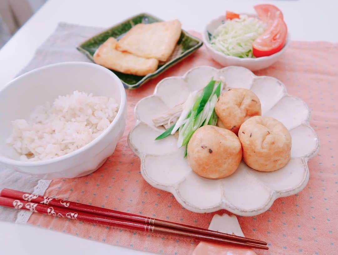 杉岡沙絵子さんのインスタグラム写真 - (杉岡沙絵子Instagram)「おひとりさまランチ🍴 ・ ✔︎がんもの煮物 ✔︎油揚げのチーズ焼き ✔︎サラダ ・ ・ 今日は朝から磐田駅前の#軽トラ市 へ🚚 富士市のお豆腐屋さんを発見し 豆腐やがんも、油揚げを購入♡ 大豆本来の甘みも感じられておいしかった〜(*´꒳`*) ・ 磐田にもお豆腐屋さんってないのかな！？ 知っている方いらっしゃったら 是非教えてください✨✨ ・ ・ #豆腐#がんもどき#油揚げ#管理栄養士#アスリートフードマイスター#離乳食幼児食コーディネーター#献立#クッキングラム#料理#ランチ#おうちごはん#おうちランチ」12月8日 15時00分 - saeko_sugioka