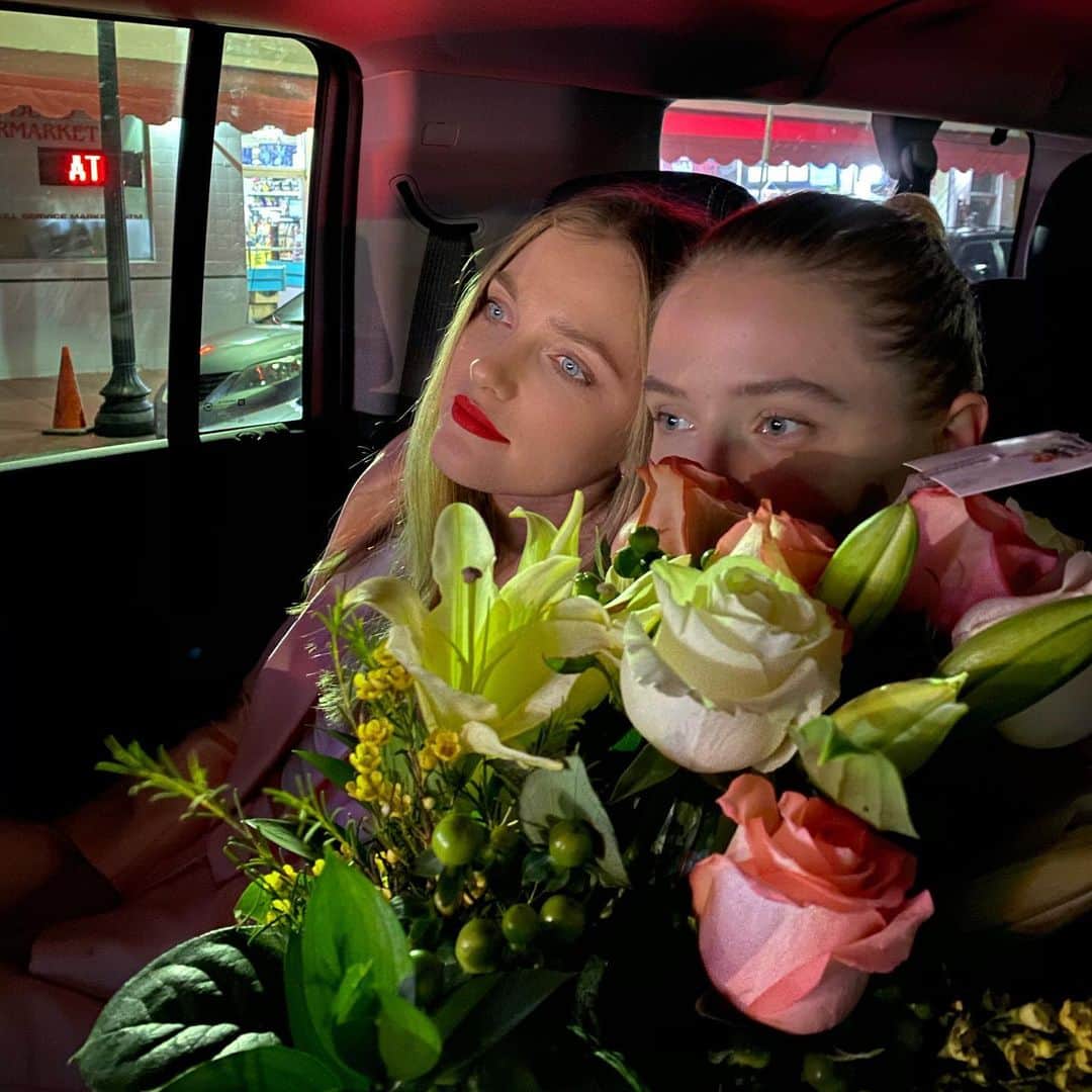 ヴラダ・ロスリャコヴァのインスタグラム：「Flower delivery girls. 🎉」