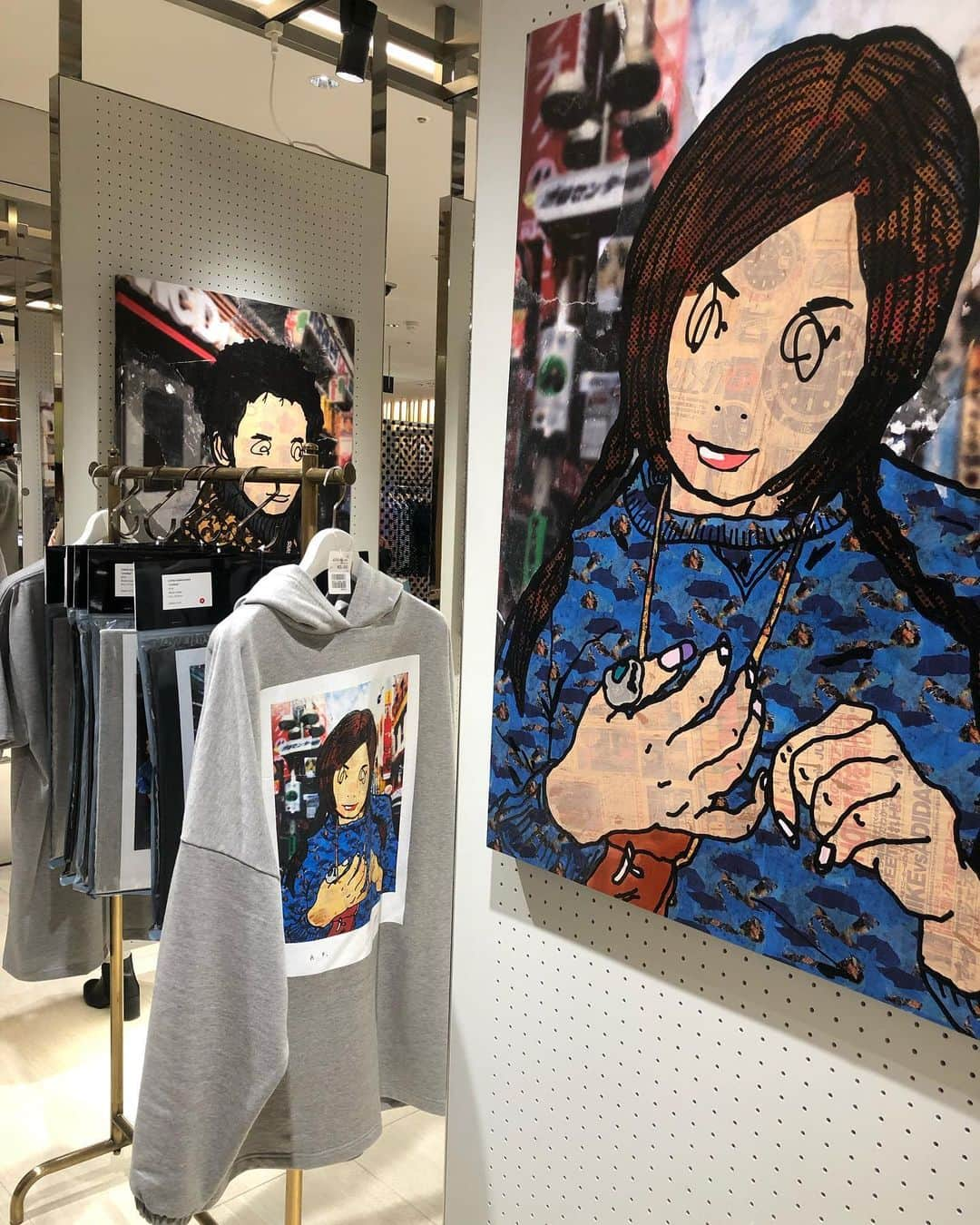 丸山悠美さんのインスタグラム写真 - (丸山悠美Instagram)「「ART UP」﻿ “MOUT EXHIBITION 2”﻿ ﻿ クリス君 @chrisnamaizawa の個展へ！﻿ かっこいい！﻿ . 2枚目は久しぶりすぎて思わず、記念撮影。笑﻿ ﻿  今日は18時までに行ったらクリス君に会えます🎅✨﻿ 2019.11.2(sat) - 12.10(tue)﻿ 2F MEN'S CREATORS／ISETAN MEN'S﻿ @isetanmens_creators﻿ ﻿ 娘も興味津々に鑑賞していました。﻿ 娘のワンピースは届いたばかりの @urbancherry_ ﻿. . #chrisnamaizawa﻿ #伊勢丹 #現代アート #伊勢丹新宿店 #contemporaryart #collageart #exhibitionart #アート展 #アート展示会 #現代アート #moutexhibition #moutexhibition2 #ストリートファッション #kids #kidsfashion #キッズコーデ #urbancherry」12月8日 15時09分 - maruyumi