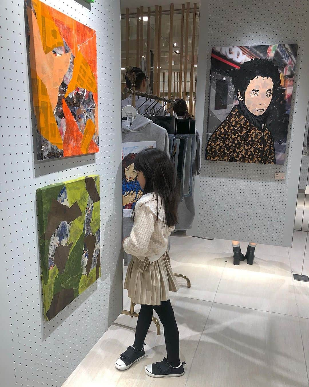 丸山悠美さんのインスタグラム写真 - (丸山悠美Instagram)「「ART UP」﻿ “MOUT EXHIBITION 2”﻿ ﻿ クリス君 @chrisnamaizawa の個展へ！﻿ かっこいい！﻿ . 2枚目は久しぶりすぎて思わず、記念撮影。笑﻿ ﻿  今日は18時までに行ったらクリス君に会えます🎅✨﻿ 2019.11.2(sat) - 12.10(tue)﻿ 2F MEN'S CREATORS／ISETAN MEN'S﻿ @isetanmens_creators﻿ ﻿ 娘も興味津々に鑑賞していました。﻿ 娘のワンピースは届いたばかりの @urbancherry_ ﻿. . #chrisnamaizawa﻿ #伊勢丹 #現代アート #伊勢丹新宿店 #contemporaryart #collageart #exhibitionart #アート展 #アート展示会 #現代アート #moutexhibition #moutexhibition2 #ストリートファッション #kids #kidsfashion #キッズコーデ #urbancherry」12月8日 15時09分 - maruyumi