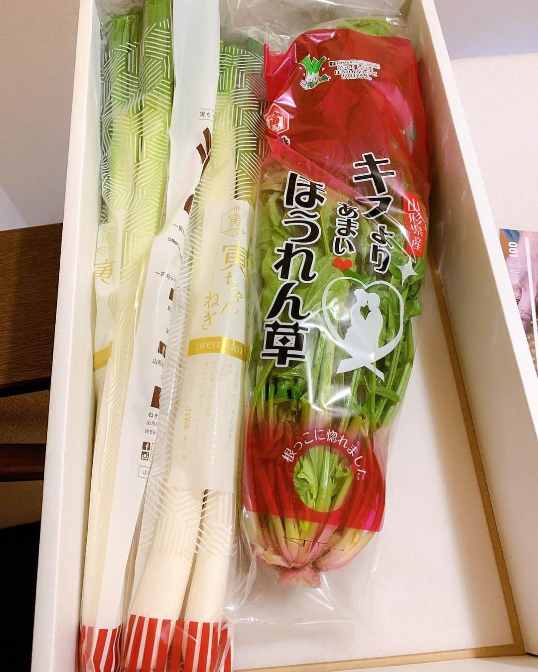 のインスタグラム：「最高の葱！！ @negibito  #寅ちゃんねぎ #キスよりあまいほうれん草  寅さんサンタから早めのクリスマスプレゼント届きました😋うれしー！🎅 本当に美味しいのでめちゃくちゃオススメです😋」