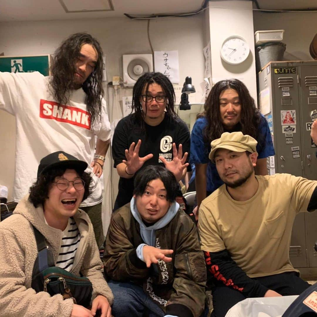 モリスさんのインスタグラム写真 - (モリスInstagram)「昨日はまさやんくんとスタジオ後に高松DIMEへG-FREAK FACTORY、THE CHERRY COKE$、VIVASNUTのスリーマンを観に 興奮しっぱなしのライブのあと皆様でわざわざ僕が働くお店CIRCUS MUSIC SHOT BARに謎のおひや一気飲み大会をしにきてくれた 楽しい一日 #gfreakfactory #thecherrycokes #VIVASNUT #circusmusicshotbar」12月8日 15時25分 - surimooo