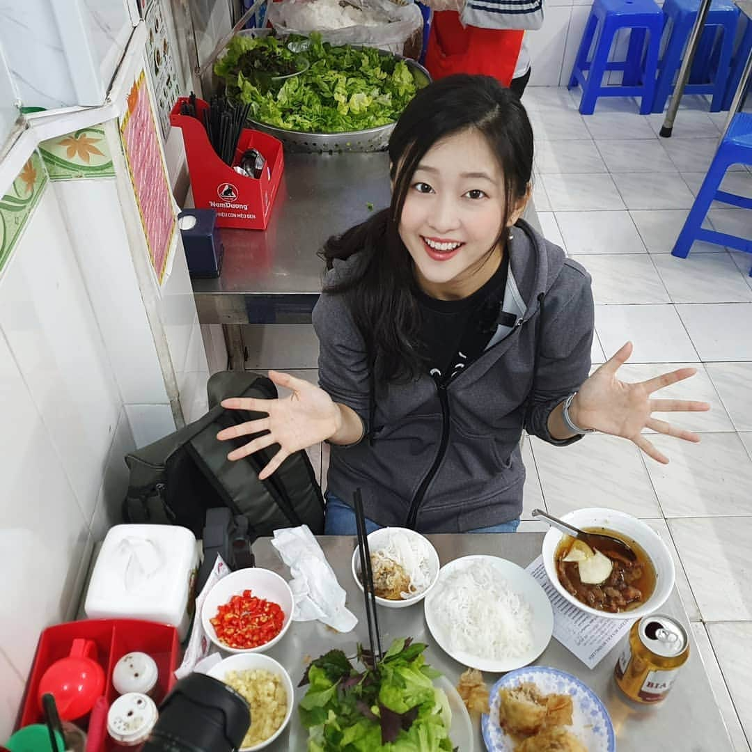 Akariのインスタグラム：「First time to eat "Obama bun cha", and drink egg coffee 🤤  #vietnamesefood  #bunchaobama  #hanoi  #eggcoffee  #travelalone」