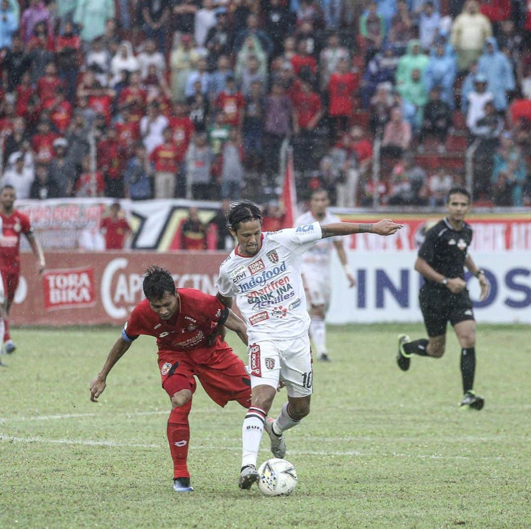 イルファン・バフディムさんのインスタグラム写真 - (イルファン・バフディムInstagram)「🏆 BALI UNITED DAY 🏆 #CHAMPIONS #Juara #BaliUnitedFC 💪🏽」12月8日 15時29分 - ibachdim