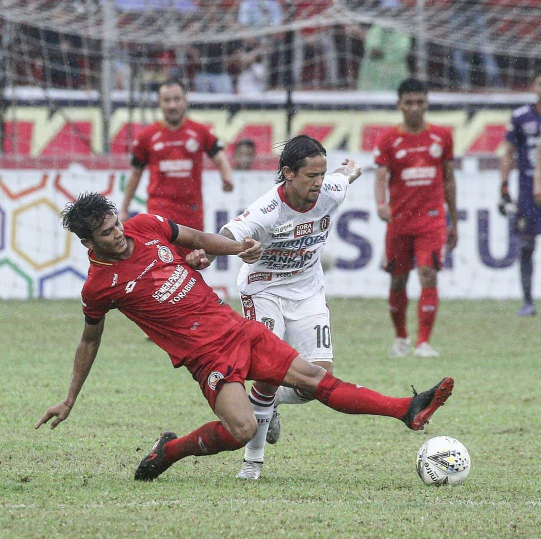 イルファン・バフディムさんのインスタグラム写真 - (イルファン・バフディムInstagram)「🏆 BALI UNITED DAY 🏆 #CHAMPIONS #Juara #BaliUnitedFC 💪🏽」12月8日 15時29分 - ibachdim