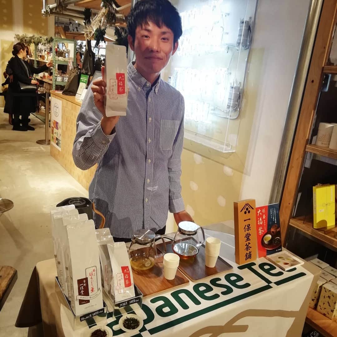 のインスタグラム：「<EVENT-Hibiya> 日比谷店では京都に本店を構える一保堂茶舗さんにお越しいただき、大福茶の試飲を行っております。 . 一年の邪気を払い新年を祝福するために元旦に飲む「大福茶」。 上等な茶番を使用した贅沢な玄米茶です。時間や温度によって味が変わり、いろいろな食べ物にも合わせやすく飲みやすい大福茶。 . ぜひこの機会におためしください。 #todaysspecial  #トゥデイズスペシャル #hibiya #東京ミッドタウン日比谷 #一保堂 #大福茶」