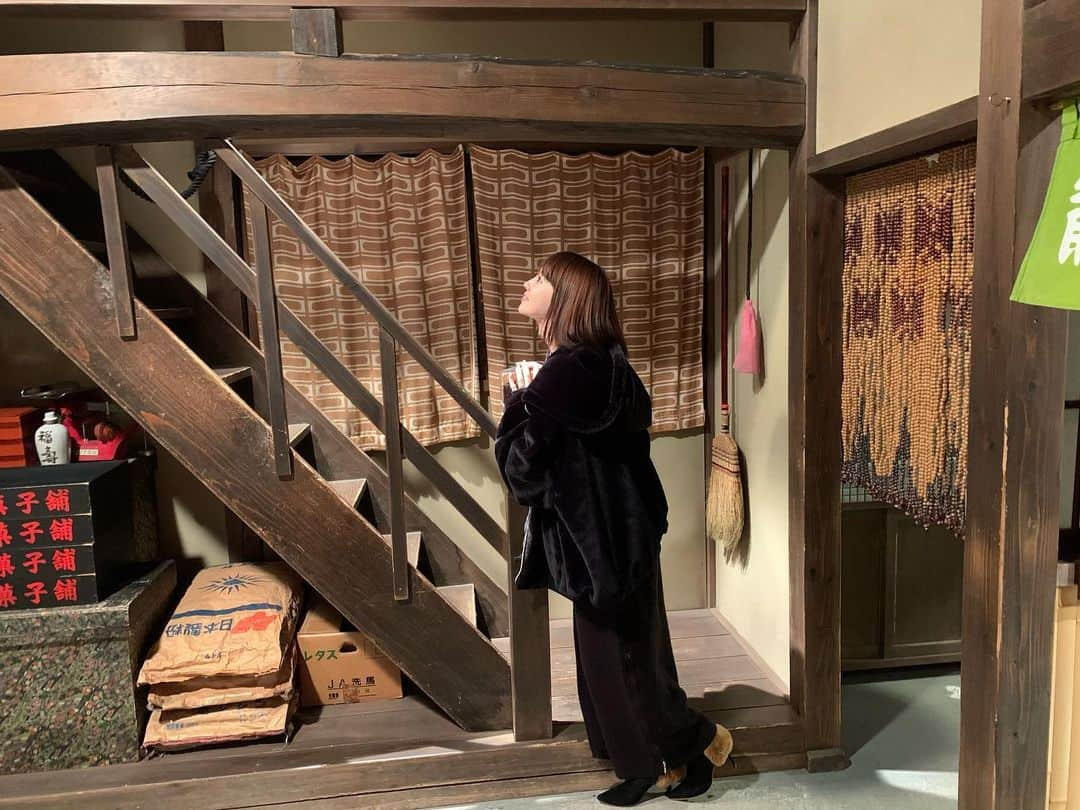 松下萌子さんのインスタグラム写真 - (松下萌子Instagram)「この階段の上に寅さんの部屋🧹 見るだけで涙の出そうなセット達でした。 寅さんの世界に少しでも触れられて幸せ過ぎました。益々寅さんを知りたいなぁ。 帝釈天でもお参り出来ました❣️感動しました。 #寅さん記念館　#帝釈天  #寅さん　#男はつらいよ　#はとばすツアー  寅さんが大好き過ぎるので 柴又の寅さんツアーに参加💕 #Moeco #松下萌子　#おとつら　#葛飾柴又　#はとバス」12月8日 15時33分 - moecochalkart