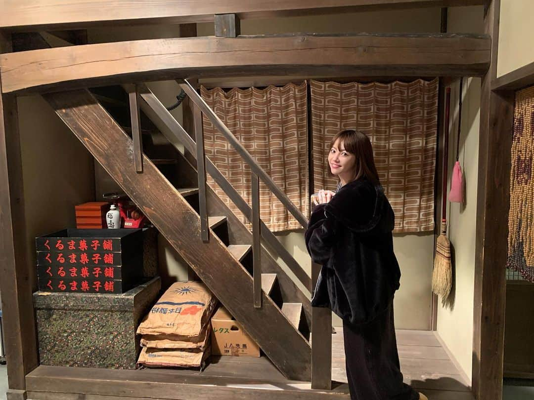 松下萌子さんのインスタグラム写真 - (松下萌子Instagram)「この階段の上に寅さんの部屋🧹 見るだけで涙の出そうなセット達でした。 寅さんの世界に少しでも触れられて幸せ過ぎました。益々寅さんを知りたいなぁ。 帝釈天でもお参り出来ました❣️感動しました。 #寅さん記念館　#帝釈天  #寅さん　#男はつらいよ　#はとばすツアー  寅さんが大好き過ぎるので 柴又の寅さんツアーに参加💕 #Moeco #松下萌子　#おとつら　#葛飾柴又　#はとバス」12月8日 15時33分 - moecochalkart