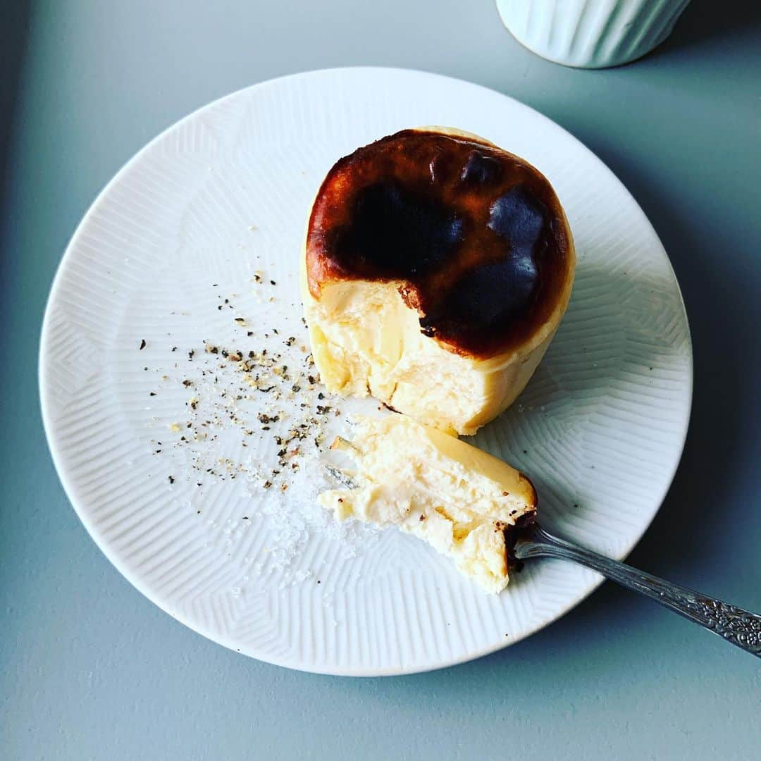 志摩有子さんのインスタグラム写真 - (志摩有子Instagram)「おやつにまたもやバスクチーズケーキ。黒胡椒と岩塩をちょこっと付けて食べるのにどハマり。コーヒーは鉄板だけど、台湾紅茶にもよく合う。 #バスクチーズケーキ専門店beltz  #おやつタイム #バスクチーズケーキ #阿南維也」12月8日 15時34分 - ariko418