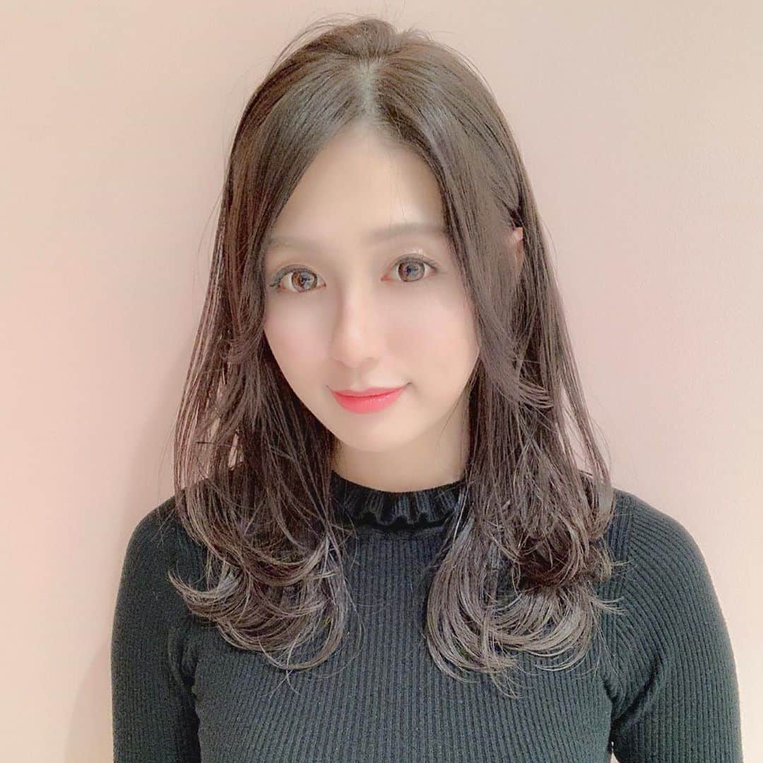 横田りかさんのインスタグラム写真 - (横田りかInstagram)「先日いつもお世話になっている﻿ 間嶋さん(@takahiro_0217 )に﻿ ヘアメンテナンスしてもらいました！👏🏻✨﻿ いつもお忙しい中ありがとうございます♡﻿ ﻿ 今回も髪色は暗めで﻿ 前髪を切るか切らないかで﻿ とても迷っていましたが﻿ 色んな方の意見を聞いて伸ばすことに、、🥺﻿ ﻿ 新たな可愛い巻き方も教わって﻿ 大人っぽく仕上げてもらいました💓﻿ ﻿ 予約もインスタから出来るみたいなので﻿ ぜひ皆さんも間嶋さんに﻿ 可愛くしてもらってくださいね♡﻿ 間嶋さんの手にかかればどんな人でも﻿ 可愛くしてくれます！！﻿ これは本当です✨✨✨✨✨✨✨﻿ ﻿ ﻿ お店(@bcginza)もとっても素敵で綺麗で﻿ なんと言ってもリファが常備してあるので﻿ カットしてもらっている間にも﻿ 小顔になれるんです！！！﻿ 扱っているアイロン等は全て最新の物で﻿ 髪にも頭皮にも嬉しく綺麗になれちゃいます✨﻿ 、﻿ 、﻿ 、﻿ 、﻿ お電話予約﻿ ☎️(03-6263-8544)﻿ ﻿ URL(ホットペッパー)からの﻿ 【指名する】にてのネット予約﻿ →こちらは間嶋さんの所から飛んでください！﻿ ﻿ 📬DMからのご予約🆗！！﻿ →こちらも間嶋さん宛に24時間対応されてます！﻿ ﻿ ⚠️ネット予約が❌でもご予約を﻿  お取りできる場合があるそうです😘﻿ ﻿ ﻿ #followme #Instagram #racequeen #rq﻿ #cute #favorite #enjoy #costume ﻿ #dstation #freshangels #Instagrammer﻿ #girl #lady #longhair #grayhair #idol #white #like #ginza #beautyconnection﻿ #haircolor #thankyou #black﻿ #salon #drink #refa #beauty﻿ #supergt #semilong #newcolor」12月8日 15時35分 - rika_yokota