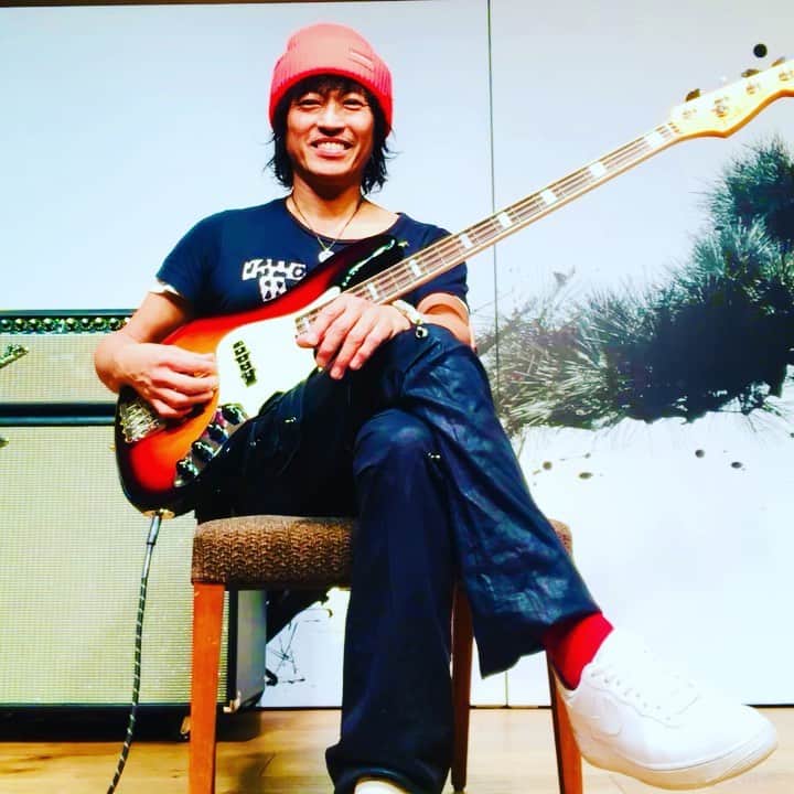 日野賢二のインスタグラム：「弦1本のベース・ライン 1 String Bass Line when u break the other 3! I can’t enter because I’m a fender endorser now.... Fender Ultra Riff Contest/Challenge (フェンダー・ ウルトラ・リッフ・ コンテスト) #フェンダー  #1本弦　#ベース #ベーすらいん  #1本弦ベースリッフ #1stringbassline #fenderultrariffcontest #riffwarsfender #fendersofinstagram #onestringbassline #jinobass #kenjihino #kenjijinohino # 日野賢二　#日野jino賢二 #bass #bassporn #instabass #baho #ベーシスト #ultrariffcontest」