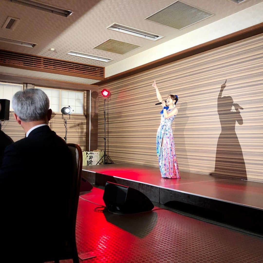 西尾夕紀さんのインスタグラム写真 - (西尾夕紀Instagram)「昨日の 「ヒルゼン高原50周年 感謝の集い」  沢山のお客様に盛り上げて 頂きまして 無事にものまねステージを終え 岡山から昨夜のうちに大阪入り。  今日は、新歌舞伎座にて 吉幾三さん特別公演を観劇❣️ たのしかったなぁー。  お友達の吉永加世子さんも 歌のステージで歌唱されてたの で、ご挨拶に伺えてよかった🙇‍♀️ 吉さんから直接頂いたお土産の 一部をご紹介〜❣️ もったいなくて食べれませんよね💦  あっと言う間の1日。 これからたこ焼き 食べて東京かえりまぁーす🚄  生で観るお芝居や 歌のステージは刺激がありますね😆  自分のステージでも 活かせるように 来年は、映画やお芝居。 ミュージカルなど たくさん観に行きたい❣️ #ヒルゼン高原50周年 #新歌舞伎座 #吉幾三 さん #吉永加世子 さん #くるる #おしゃぶり昆布」12月8日 15時57分 - yuki_nishio_