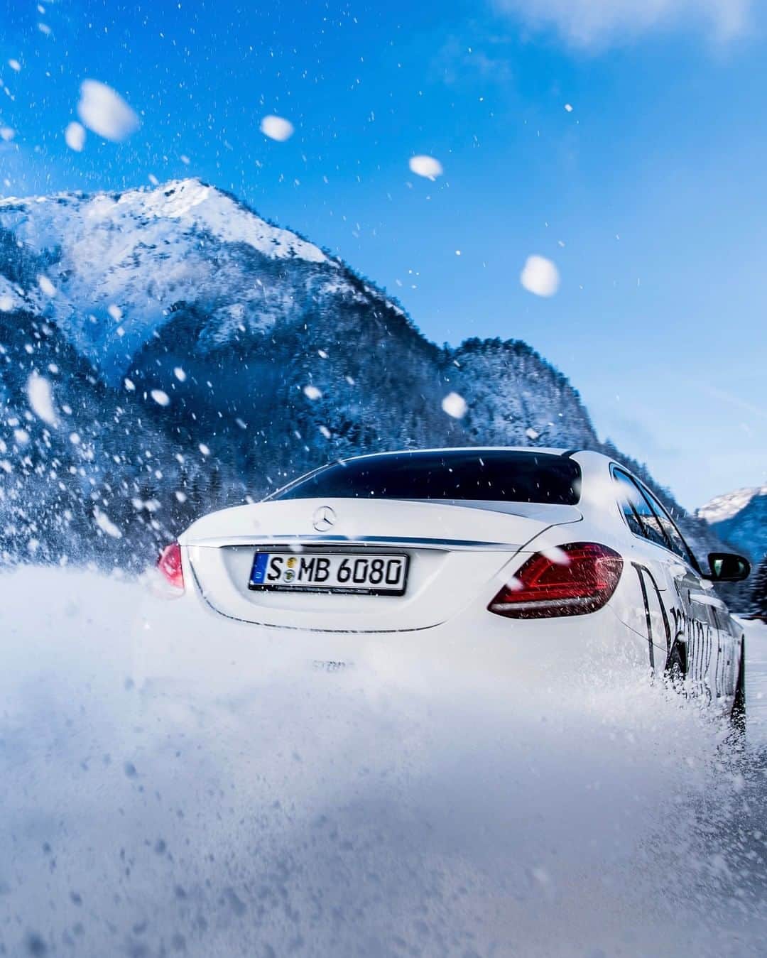 メルセデス・ベンツさんのインスタグラム写真 - (メルセデス・ベンツInstagram)「Time to stop shoveling snow and hit the track! Preferably at one of our Winter Driving Events in Austria!  #MBdrivingEvents #MercedesBenz #DrivingEvents #CClass #Sedan #DrivingExperience #mountains #MBcar #instacar #austrianalps」12月8日 16時00分 - mercedesbenz