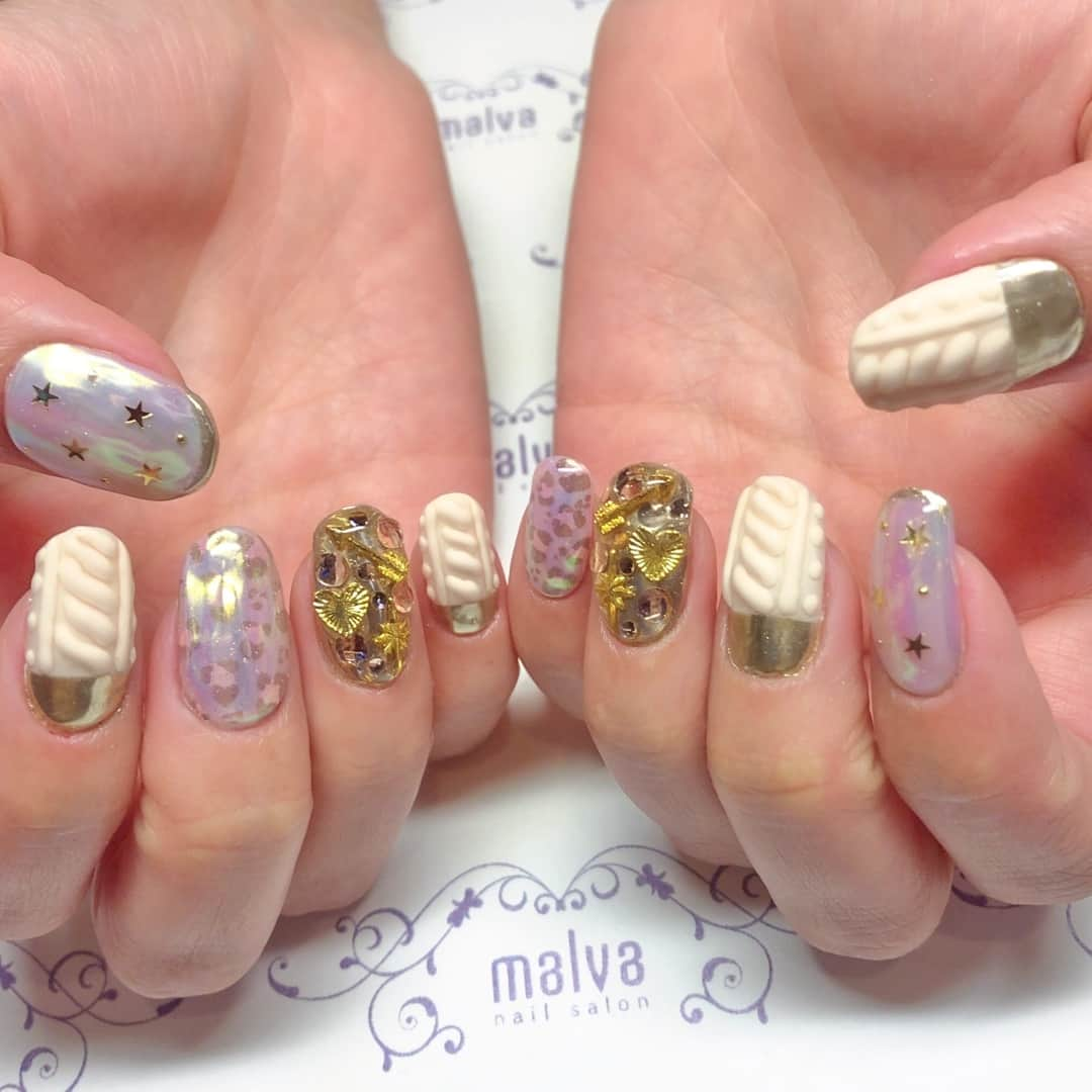 nailsalon malva（ネイルサロンマルヴァ）さんのインスタグラム写真 - (nailsalon malva（ネイルサロンマルヴァ）Instagram)「★staff new  nail★⠀ ⠀ キラキラアート066 .·˖*✩⡱でご予約いただけます❤︎⠀ ⠀ オーロラヴェールやマットなニットネイルなど、様々なアートを入れた冬のキラキラネイル✨⠀ レオパード柄もオーロラヴェールに包まれ優しい印象に♪⠀ 埋め尽くしもパーツやストーンで宝石箱のようでイベント事が多い冬オススメネイル♪⠀ ⠀ 𝐬𝐰𝐢𝐩𝐞で動画もご覧ください☺︎⠀ ⠀ ❄︎ .·˖❄︎⋆⋆｡˚ ❄︎* .·˖⡱❄︎｡⋆｡˚❄︎ .·˖❄︎⠀ ⠀ ♥ 𝐧𝐚𝐢𝐥 𝐬𝐚𝐥𝐨𝐧 𝐦𝐚𝐥𝐯𝐚 ♥⠀ ⠀ ⠀ ご予約はLINEから⠀ LINE ID→《@malvaで検索🔍》⠀ ⠀ キャンペーンネイル・料金表は⠀ HPからご覧ください✯*･ :.｡⠀ ▶︎http://www.malvanail.com/sp/⠀ ⠀  #malva#nailsalonmalva#ネイル#gelnail#nail#nailart#naildesign#nailstagram#beautysalonmalva#gel#ジェルネイル#ネイルデザイン#原宿ネイル#nailsalon#ネイルサロン#ネイルチップ#森絵里香#malvaネイル#お洒落ネイル#ネイリスト募集#美甲#fashion#オーロラネイル#冬ネイル#네일#젤네일 #エニシーグローパック正規取扱店 #エニシーグローパック  #リアムール正規取扱店 #エキスパートローション」12月8日 16時00分 - malva_nail