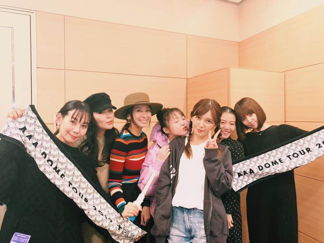 橘佳奈さんのインスタグラム写真 - (橘佳奈Instagram)「AAA LIVE IN TOKYO DOME🎙 _ 宇野てぃんもメンバーもみんな素敵だった。カッコいいし可愛いしね😍 個性があって誰一人被らないグループ。 _ 最近の観賞の仕方としましては、私達を見つけてもらうのに必死です←ファン 特に宇野ちゃんへのアピールは半端ないよね _ 宇野ちゃんめちゃくちゃ疲れてるのに会えて嬉しくてめちゃくちゃ喋ってたわ、私達。ごめんね🙃🙏🏻 _ 今日は東京最終日！ 残りのツアーも頑張ってね🌹 _ #AAA #LIVE #tokyodome」12月8日 16時00分 - tachibana__kana