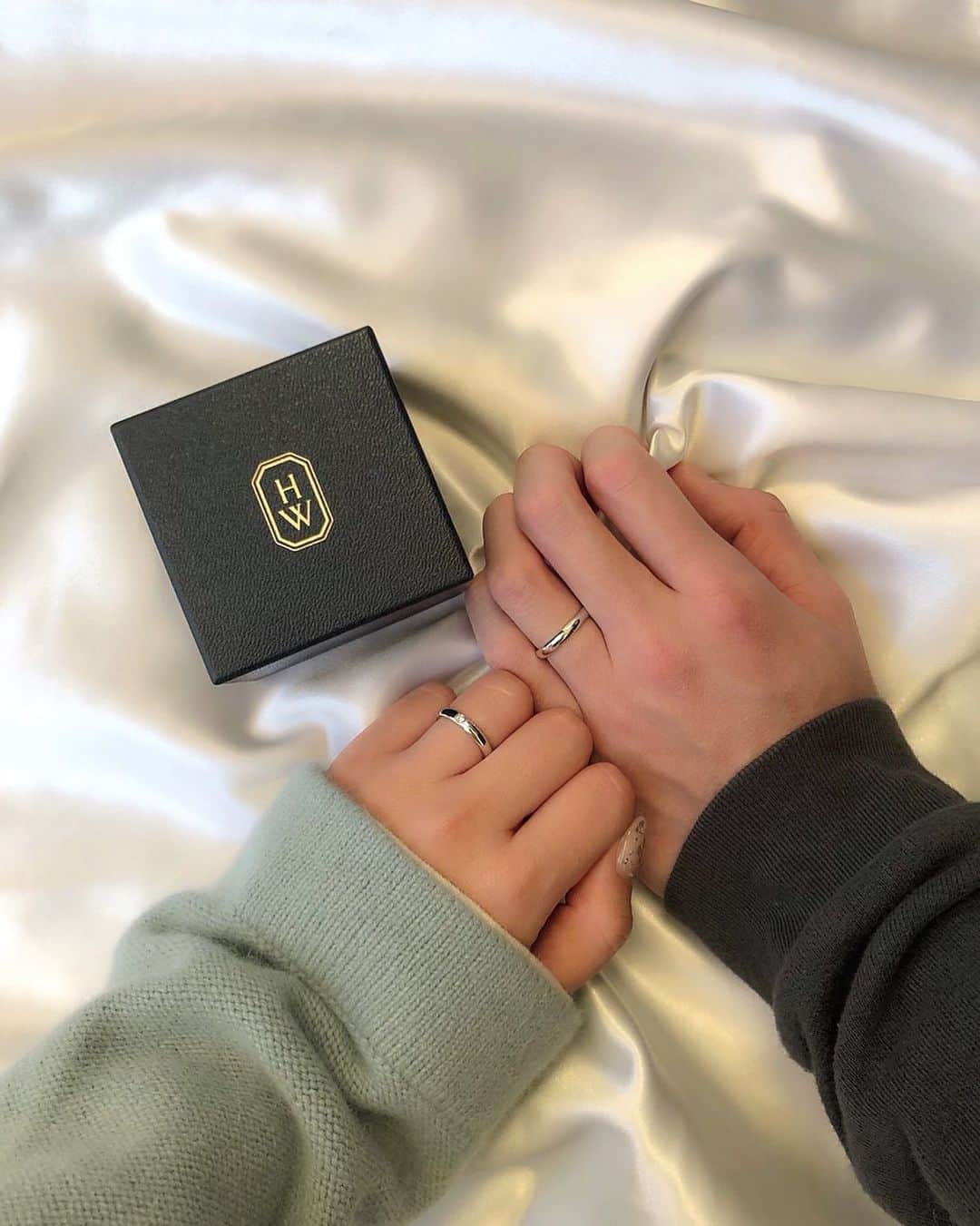 のインスタグラム：「marriage ring 💍 @harrywinston . . 旦那さんのダイヤ無しリングは ドバイでgetしました🛩 手綺麗で羨ましいよね〜🙄 . .  #marriagering #harrywinston #結婚指輪  #trunk花嫁 #ウェディングドレス #プレ花嫁 #ブライダル #結婚 #東京花嫁 #結婚式 #weddingtime #weddingdetails #weddingblog #bridestory #bridalfashion #weddingdress #2020春婚」
