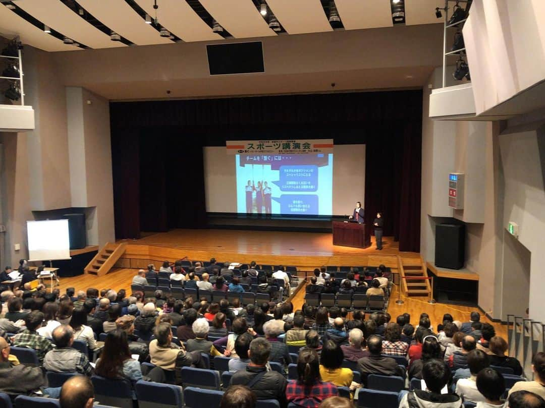 大山加奈さんのインスタグラム写真 - (大山加奈Instagram)「. . 本日は愛知県岩倉市スポーツ講演会にて 市民のみなさまにお話を させていただきました‼︎ . . 寒い中、たくさんの方が 足を運んでくださり とてもとても嬉しかったです😭😭 . . 真ん中で大きくうなずきながら 聴いてくださったおばあちゃん。 一生懸命メモを取りながら聴いてくれた 中学生。 本当に幸せなお仕事だなと改めて感じ、 幸せを噛み締めながら お話させてもらっていました。 . 聴きにきてくださった方ひとりひとり、 ひとつでも心になにか残っていたら 嬉しいです。 . . 聴きにきてくださったみなさま 関係者のみなさま ありがとうございました😊‼︎ . . #岩倉市 #スポーツ講演会 #繋ぐ #講演会」12月8日 16時15分 - kanaoyama0619