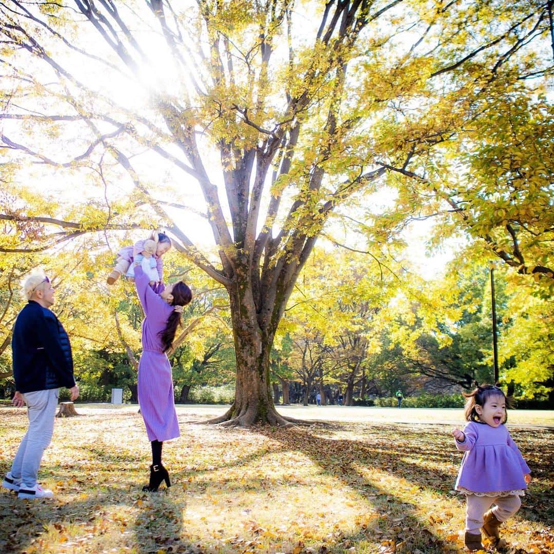 遠近由美子さんのインスタグラム写真 - (遠近由美子Instagram)「秋の砧公園🍁 .  子供が生まれるまでこんな風に公園をお散歩することってなかったけど、砧公園すごく良い雰囲気だったな☺️ . 少し前の秋晴れの日に 素敵な家族写真撮ってもらいました✨ . . . 我が家の双子さんも１歳9ヶ月😊  2人とも 小走りが出来るようになり、テンションが上がると 急にあさっての方向に走りだす💨 . .  穏やかな雰囲気の写真だけど、撮っている時も、目を離すと ひとり反対方向へ 走っていくので 「ちょっと、ちょっと、ストップ、ストーップ❗️」と 母は 叫びっぱなしでした🤣 . .  #家族写真 #双子育児 #双子ママ #一卵性双生児 #双子姉妹 #多胎ママ #双子 #双子コーデ #親子コーデ #リンクコーデ」12月8日 16時08分 - yumiko_tochika
