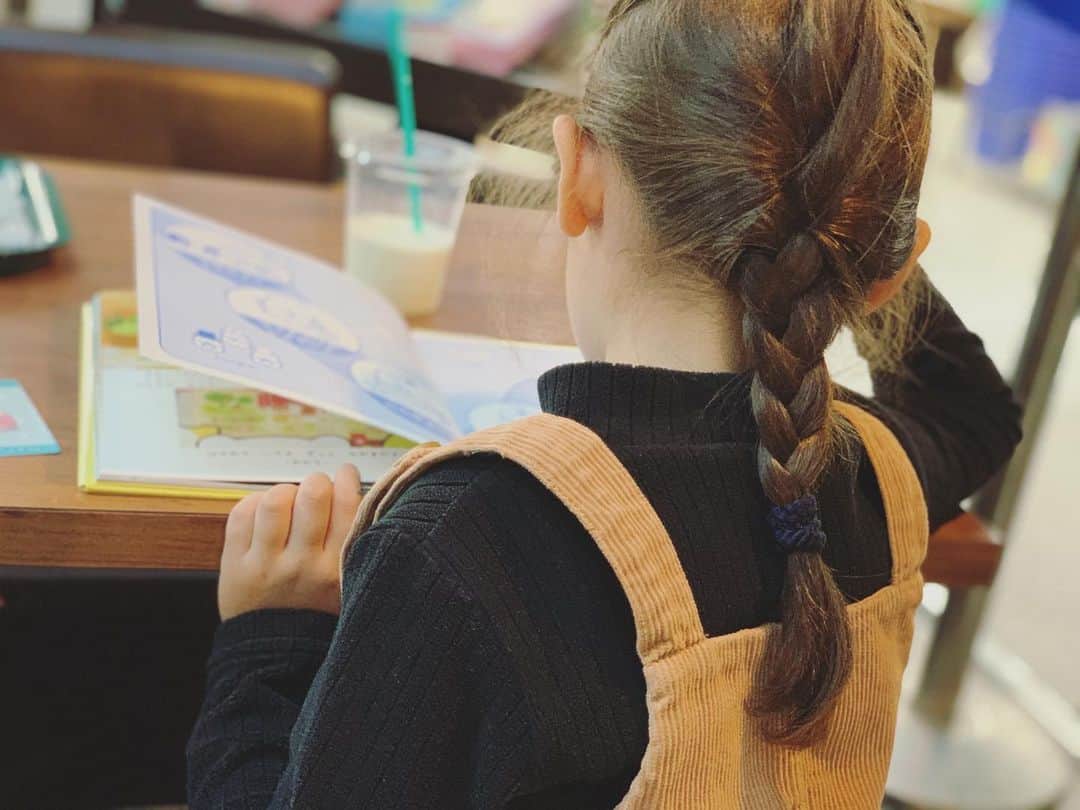 のインスタグラム：「本屋さんデート 最近はすみっコぐらしにハマっているようで…真剣に読書中」