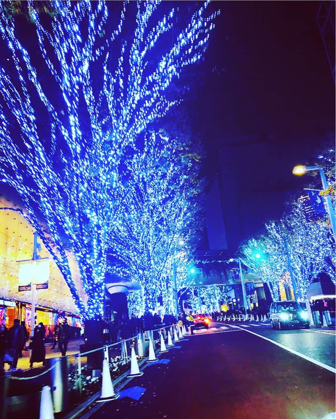 福田ゆみさんのインスタグラム写真 - (福田ゆみInstagram)「もうこんな時期なんですね。イルミネーション。やっと12 月感味わえて、浮かれる夜。　#12月  #イルミネーション  #クリスマス　#綺麗  #福田ゆみ」12月8日 16時16分 - yumifukuda0511