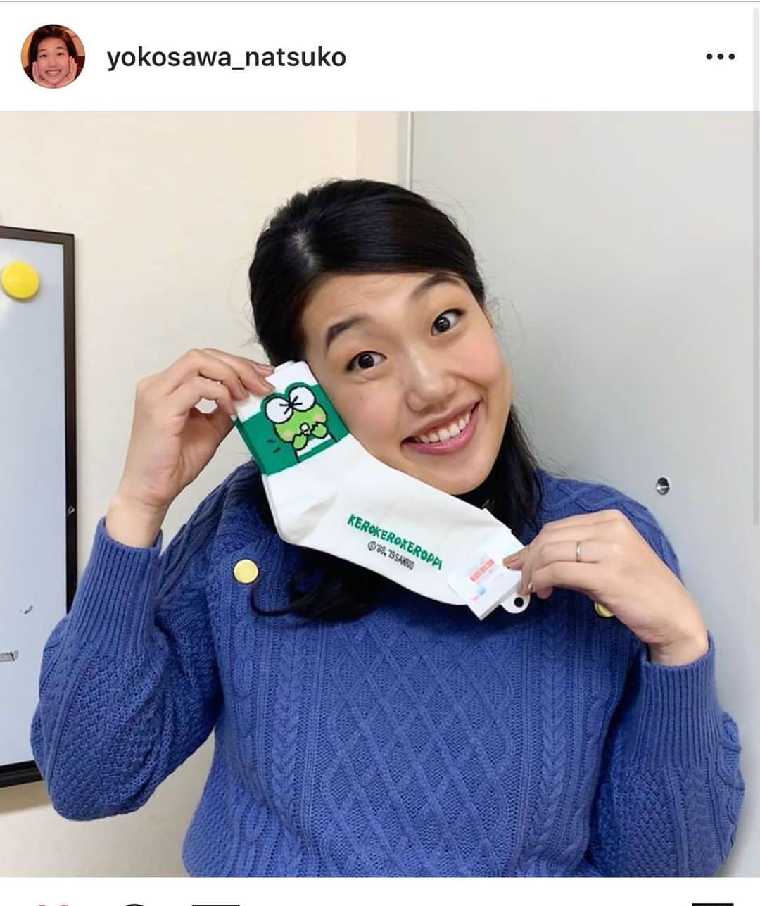大瀧彩乃さんのインスタグラム写真 - (大瀧彩乃Instagram)「＊ いつもお世話になっているなっちゃんに、台湾のお土産にけろっぴの靴下渡したら輪郭に沿わせてくれたよ😂🐸❤️ ・ 緑の衣装を持って行ったらほぼ確実に緑を選んでくれるなっちゃん😂  ありがとう♡♡ @yokosawa_natsuko  #けろっぴ💚」12月8日 16時18分 - _ayanootaki_