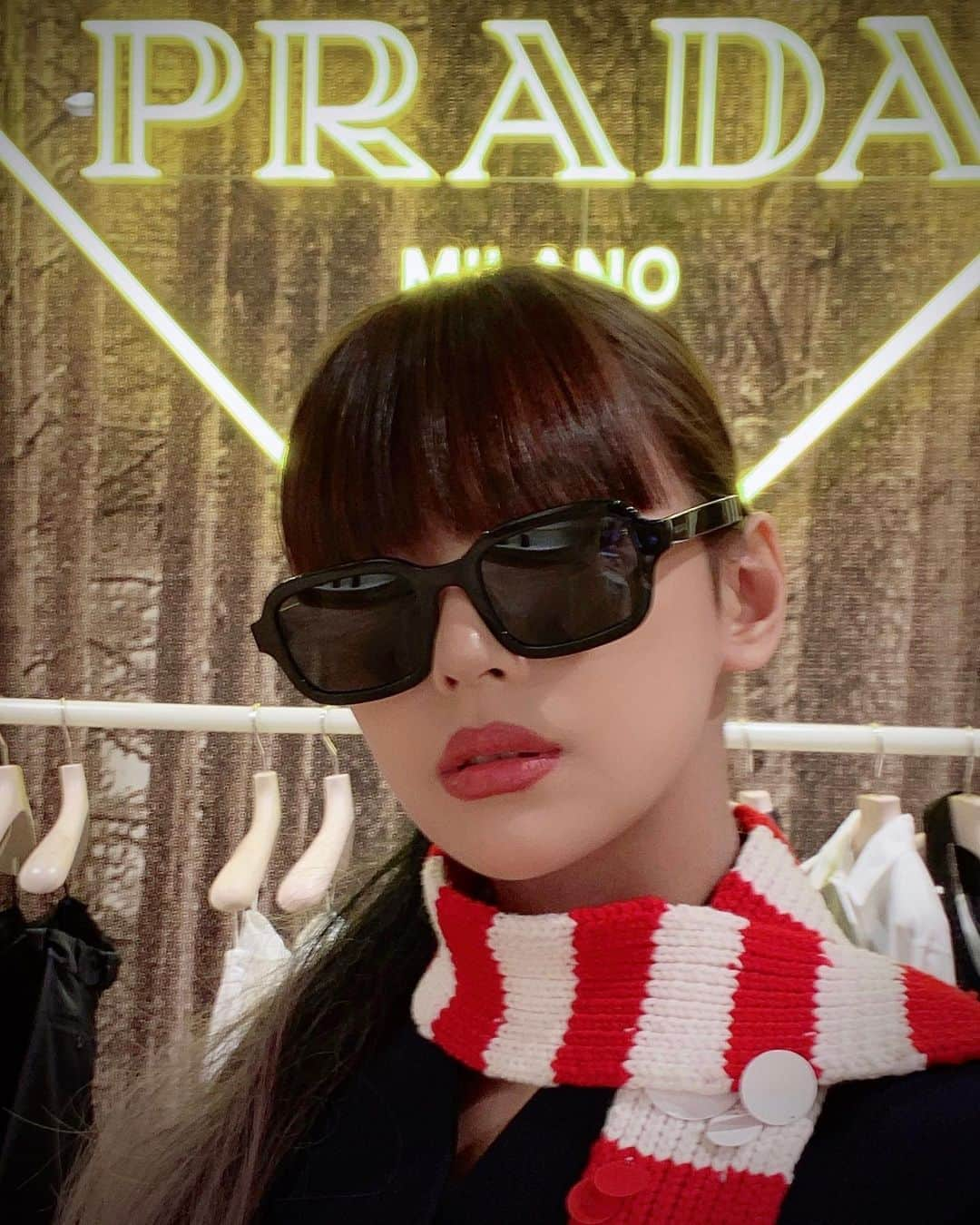 西内まりやさんのインスタグラム写真 - (西内まりやInstagram)「@prada クリスマスパーティーにて🎄🍗 もう今年も終わるねー。そして私も24日で26歳だー。あっという間。楽しもう☺️ . . #ぱっつんにした #思いつき #髪の毛つけた #思いつき #産毛が多い #生まれつき #後ろはぱっちんどめで付ける髪の毛 #だから外せばウルフ #髪型すぐ変えたくなる #できれば毎日変えたい #クリスマスの予定は？」12月8日 16時33分 - mariya_nishiuchi_official