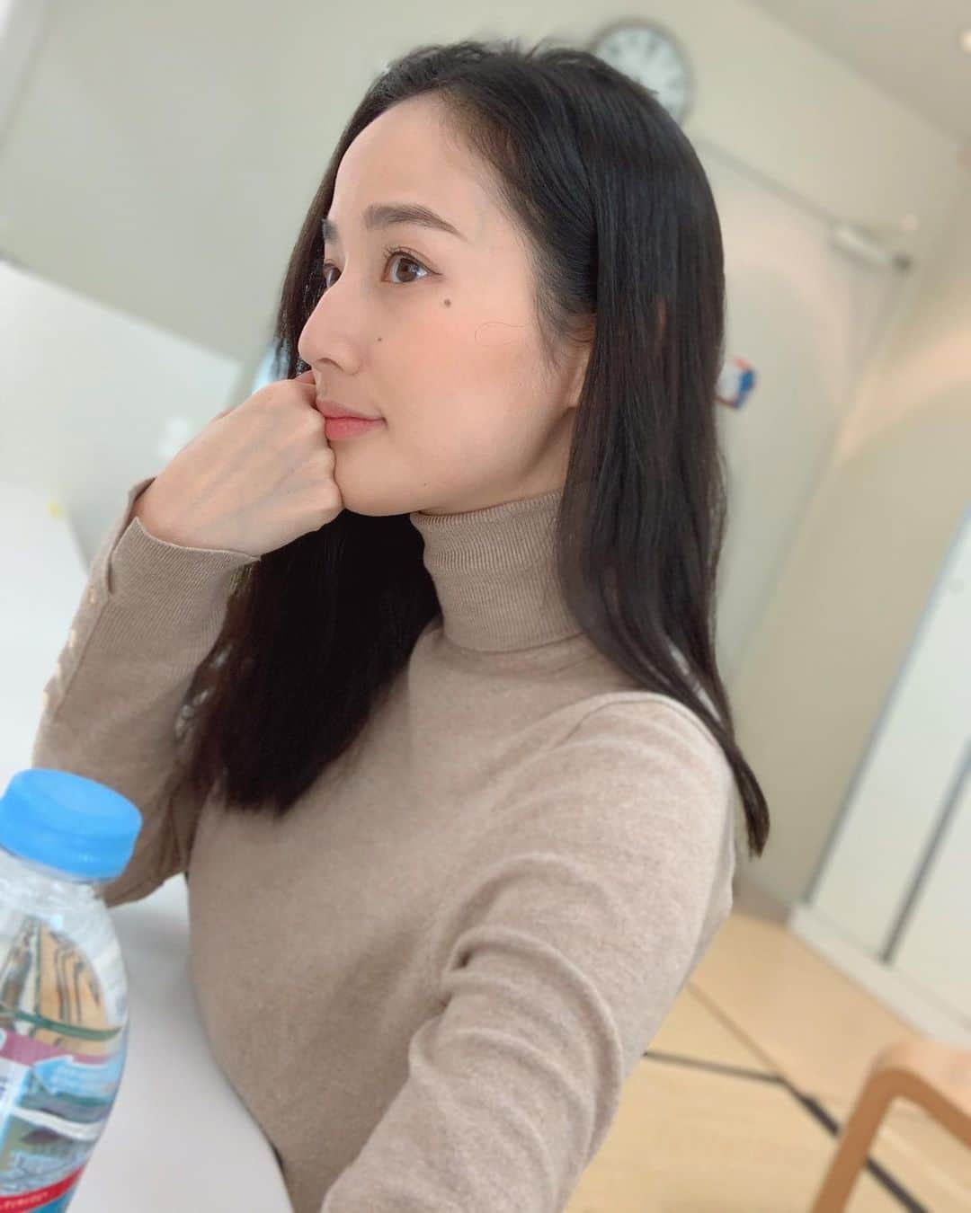 高嶋香帆のインスタグラム：「待機場所の楽屋が畳だとテンション上がるなぁ🥰 . 収録後半戦楽しみます☺️💓」