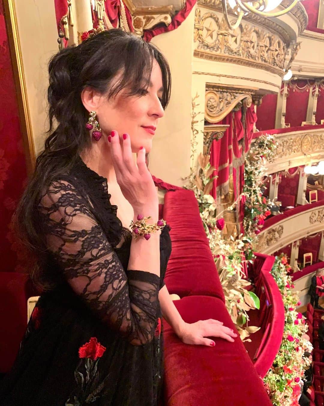ジェニファー・ティリーさんのインスタグラム写真 - (ジェニファー・ティリーInstagram)「Teatro alla Scala: the opening night of “Tosca” 🌹 ~ #dolcegabbana #AltaModa #lascala #Milan #DGFamily #opera #dolcegabbanaaltamoda」12月8日 16時28分 - jennifertilly