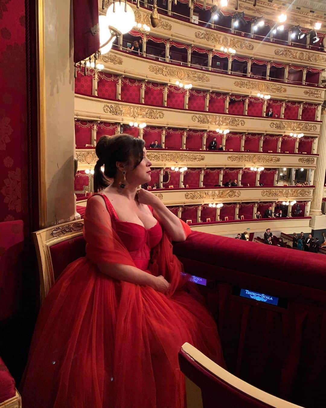 ジェニファー・ティリーさんのインスタグラム写真 - (ジェニファー・ティリーInstagram)「Teatro alla Scala: the opening night of “Tosca” 🌹 ~ #dolcegabbana #AltaModa #lascala #Milan #DGFamily #opera #dolcegabbanaaltamoda」12月8日 16時28分 - jennifertilly