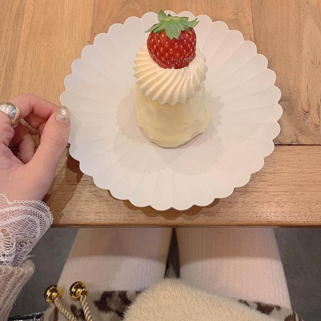 PATRA magazineさんのインスタグラム写真 - (PATRA magazineInstagram)「12/8♡スワイプしてね👉「ショートケーキ巡り🍰」⠀ .⠀ 見た目も味も抜群♡⠀ 昔から愛され続けているショートケーキ♪⠀ .⠀ 他のカフェとは一味違う..!⠀ 進化したショートケーキをご紹介♪⠀ .⠀ シンプルながらも味わい深い♡⠀ みんなもぜひ試してみてね♪⠀ .⠀ ♡おすすめのカフェ♡⠀ ・monz cafe⠀ ・Afterhours⠀ ・ハチカフェ⠀ ・スリーチムニーズ⠀ .⠀ Thank you 🌹⠀ @aichii_i / @suzylily._⠀ @nikw_krn / @miowing_03⠀ @ma.riiiii_____co⠀ .⠀ 今女の子の中で流行っているコトやITEMがあればPATRAをタグ付けして教えてね❤︎⠀ 皆さんのすてきな投稿をぜひ紹介させてください！⠀ .⠀ #patra #カフェ巡り #おしゃれカフェ #カフェ #都内カフェ #東京カフェ #グルメ #グルメ巡り #インスタ映え #フォトジェニック #ケーキ #スイーツ #ショートケーキ #おすすめ #話題 #穴場スポット #スイーツ巡り #愛知カフェ #東海カフェ #名古屋カフェ⠀」12月8日 22時00分 - patra__jp