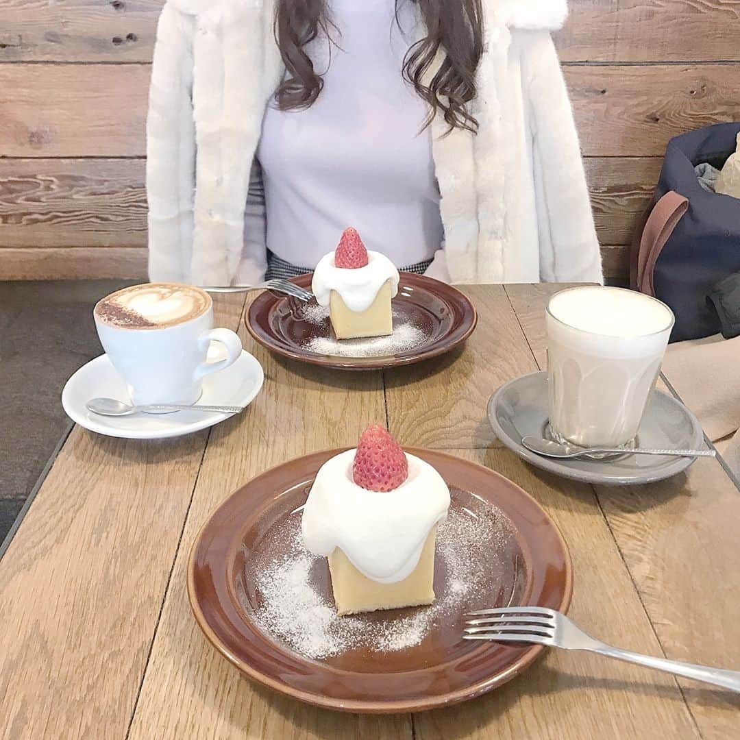 PATRA magazineさんのインスタグラム写真 - (PATRA magazineInstagram)「12/8♡スワイプしてね👉「ショートケーキ巡り🍰」⠀ .⠀ 見た目も味も抜群♡⠀ 昔から愛され続けているショートケーキ♪⠀ .⠀ 他のカフェとは一味違う..!⠀ 進化したショートケーキをご紹介♪⠀ .⠀ シンプルながらも味わい深い♡⠀ みんなもぜひ試してみてね♪⠀ .⠀ ♡おすすめのカフェ♡⠀ ・monz cafe⠀ ・Afterhours⠀ ・ハチカフェ⠀ ・スリーチムニーズ⠀ .⠀ Thank you 🌹⠀ @aichii_i / @suzylily._⠀ @nikw_krn / @miowing_03⠀ @ma.riiiii_____co⠀ .⠀ 今女の子の中で流行っているコトやITEMがあればPATRAをタグ付けして教えてね❤︎⠀ 皆さんのすてきな投稿をぜひ紹介させてください！⠀ .⠀ #patra #カフェ巡り #おしゃれカフェ #カフェ #都内カフェ #東京カフェ #グルメ #グルメ巡り #インスタ映え #フォトジェニック #ケーキ #スイーツ #ショートケーキ #おすすめ #話題 #穴場スポット #スイーツ巡り #愛知カフェ #東海カフェ #名古屋カフェ⠀」12月8日 22時00分 - patra__jp