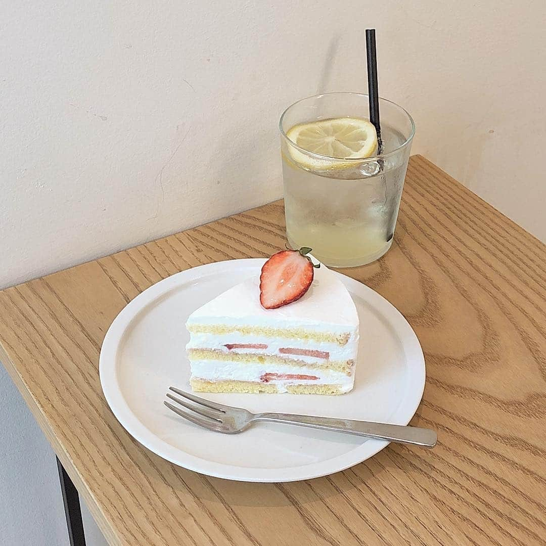 PATRA magazineさんのインスタグラム写真 - (PATRA magazineInstagram)「12/8♡スワイプしてね👉「ショートケーキ巡り🍰」⠀ .⠀ 見た目も味も抜群♡⠀ 昔から愛され続けているショートケーキ♪⠀ .⠀ 他のカフェとは一味違う..!⠀ 進化したショートケーキをご紹介♪⠀ .⠀ シンプルながらも味わい深い♡⠀ みんなもぜひ試してみてね♪⠀ .⠀ ♡おすすめのカフェ♡⠀ ・monz cafe⠀ ・Afterhours⠀ ・ハチカフェ⠀ ・スリーチムニーズ⠀ .⠀ Thank you 🌹⠀ @aichii_i / @suzylily._⠀ @nikw_krn / @miowing_03⠀ @ma.riiiii_____co⠀ .⠀ 今女の子の中で流行っているコトやITEMがあればPATRAをタグ付けして教えてね❤︎⠀ 皆さんのすてきな投稿をぜひ紹介させてください！⠀ .⠀ #patra #カフェ巡り #おしゃれカフェ #カフェ #都内カフェ #東京カフェ #グルメ #グルメ巡り #インスタ映え #フォトジェニック #ケーキ #スイーツ #ショートケーキ #おすすめ #話題 #穴場スポット #スイーツ巡り #愛知カフェ #東海カフェ #名古屋カフェ⠀」12月8日 22時00分 - patra__jp