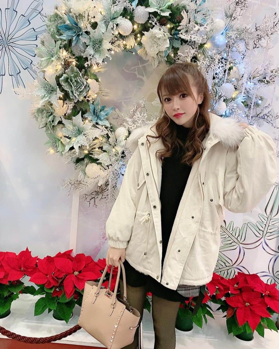 のインスタグラム：「可愛いリース🎄の前で🙊💓 アウターは @selectshop_lumignon です❤️ 冬はふわふわ白コーデとかしたくなる(*´꒳`*) . #selectshop #セレクトショップ #outer #outerwear #もこもこアウター #街はxmasモード」