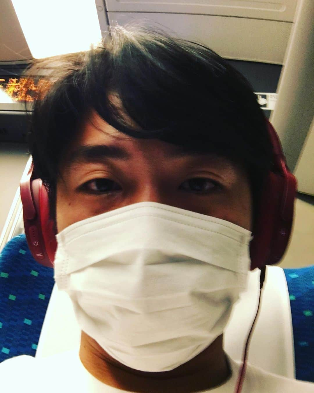 新山士彦さんのインスタグラム写真 - (新山士彦Instagram)「横のおじさんのいびきものすごい。ちらちらおじさんの方を見て、起きてこの文章が覗き見らてないか確認しながら打つスリル。もしかしたら横のおじさんが僕の4.3万人のフォロワーの中にいて、途中で起きてこの投稿を見るかもしれないというスリル。そして、意味深なイイねを押してくるかもしれないスリル。そんなスリルは無い。」12月8日 22時04分 - sayaka_no_niiyan