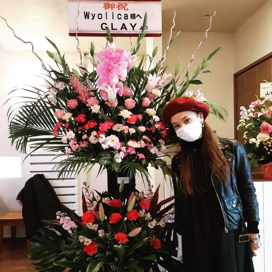 azumiのインスタグラム：「わー！GLAY兄さんたちから大きなお花とビールとハセストのやきとり弁当が届いたー！ありがとうございます😭昨日ベストアルバムの発表されましたね✨ GLAY HPへGO！さて弁当食べてこれから函館ライブ！ #GLAY #wyolica #ワイヨリカ #函館セット」