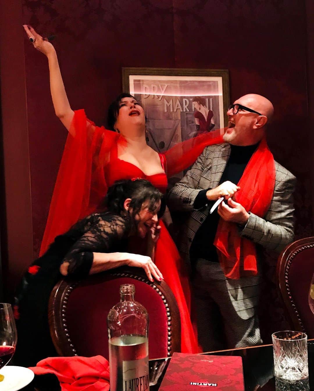 ジェニファー・ティリーさんのインスタグラム写真 - (ジェニファー・ティリーInstagram)「Re-enacting “Tosca” 🔪🍷 #opera」12月8日 16時40分 - jennifertilly