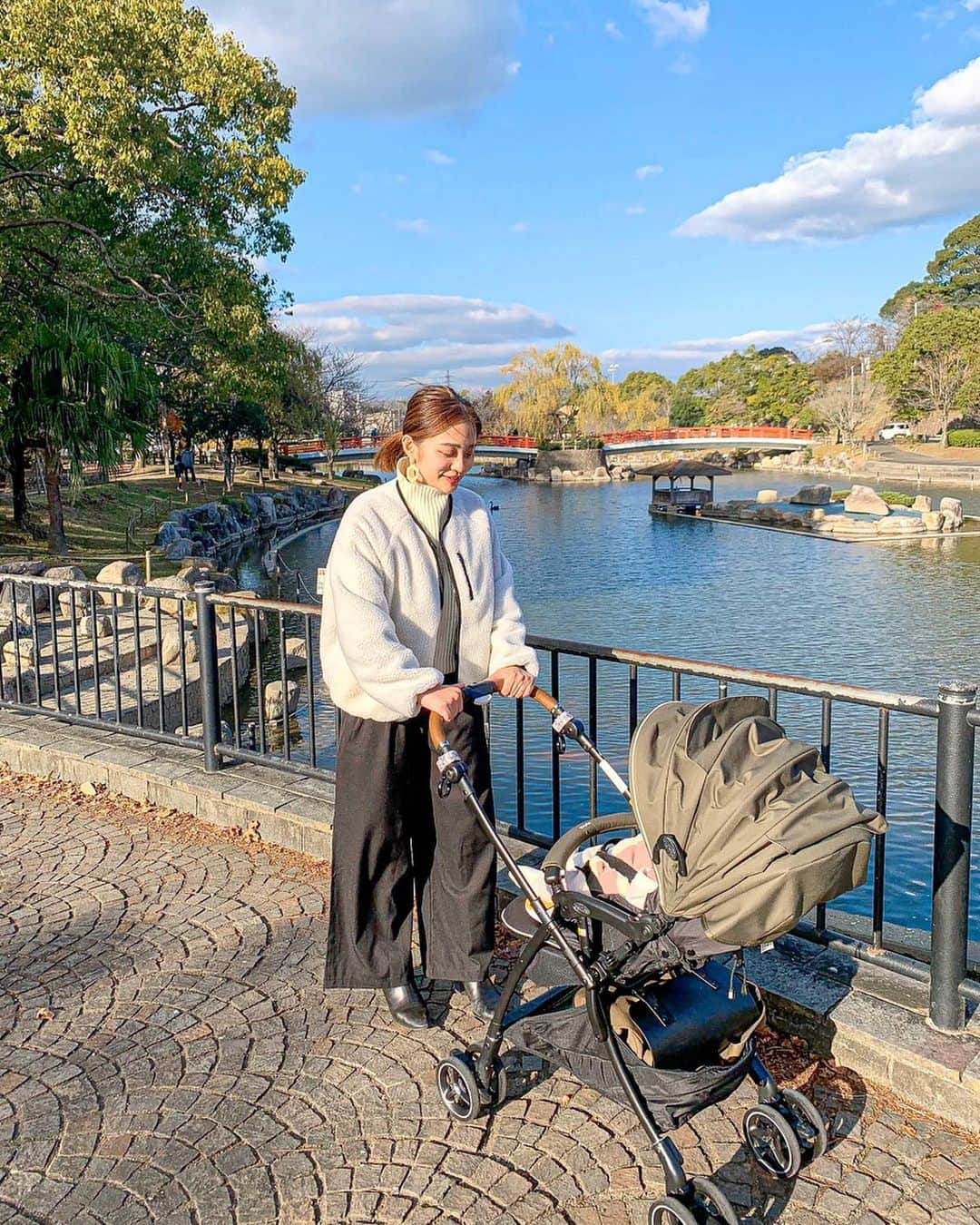 橘リンさんのインスタグラム写真 - (橘リンInstagram)「天気が良かったのでお散歩❣️ . 家にいるよりお出かけしたほうが サラちゃんの機嫌が良い👶🏻 母に似たな🤣 . . . #titivate #ティティベイト #titivatestyle #リバーシブルチェストジップボアブルゾン #今日のコーデ #コーデ #プチプラコーデ #ママコーデ #お散歩」12月8日 16時59分 - rincharon