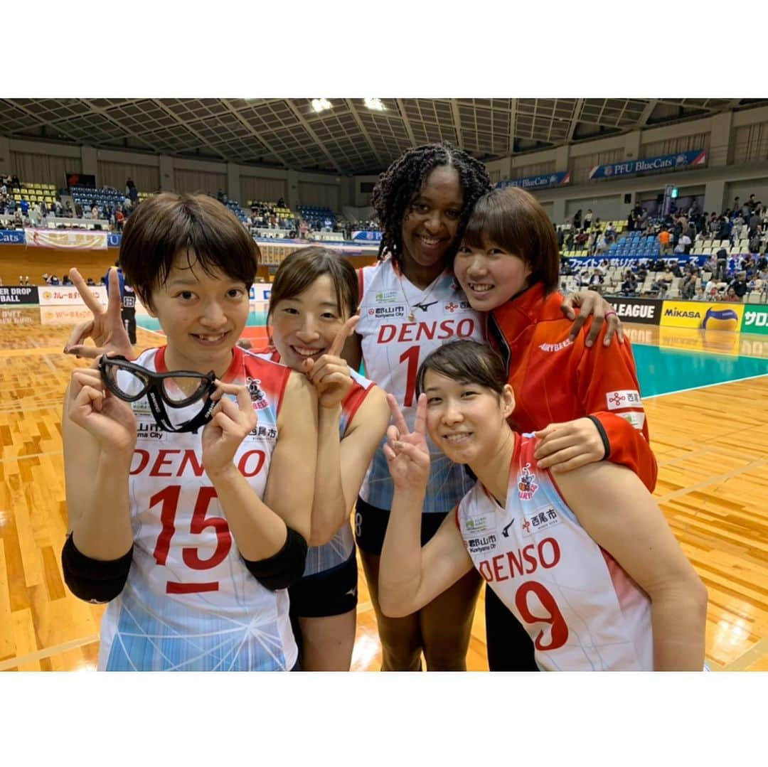 早坂梢依さんのインスタグラム写真 - (早坂梢依Instagram)「12勝目🐝 2日間フルセット勝ち！！！ 石川大会も応援ありがとうございました！(^^) 来週は茨城県水戸市です！ 干し芋大好きだから絶対食べよ💓 明日からまた頑張ります！ #densoairybees  #東レアローズ #volleyball #Vリーグはバレーだよ 大竹の写真が多い。 大竹のこと大好きみたいになってしまってる。🤦‍♀️」12月8日 16時54分 - kozue_hayasaka